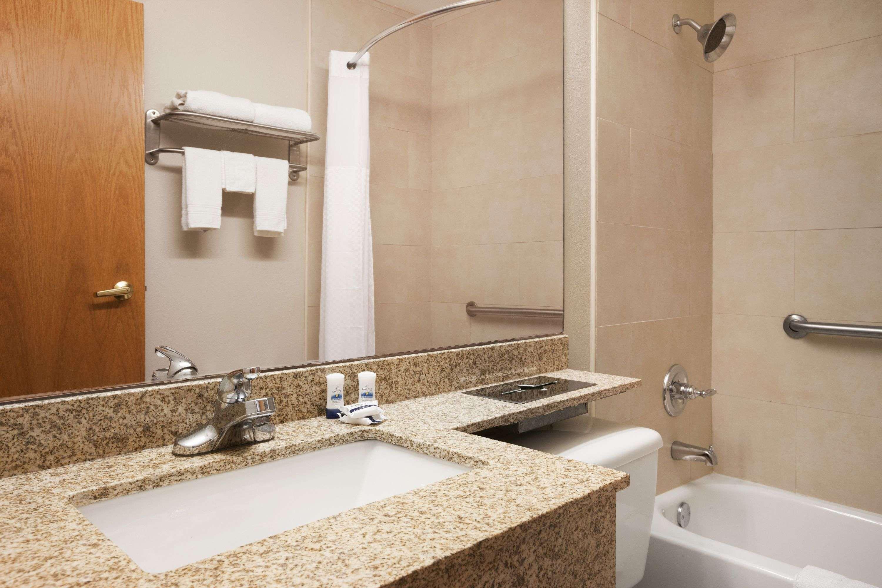 Microtel Inn By Wyndham - Albany Airport Latham Bagian luar foto